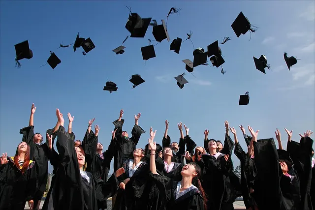 Hai dimenticato come si sorride dopo la laurea in cinese?